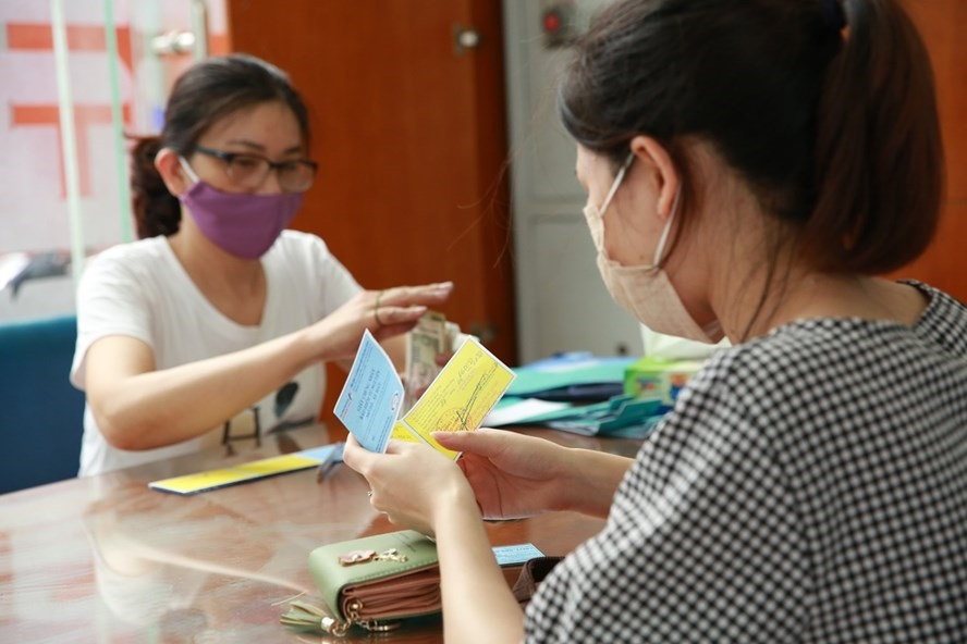 Người dân đi mua bảo hiểm xe máy bắt buộc ngày càng nhiều. Ảnh: Hải Nguyễn 