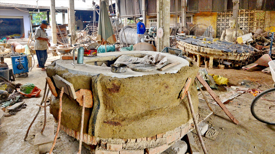 Khuôn đúc trống đồng cỡ đại được đắp bằng đất sét và nhiều loại phụ gia đặc biệt khác nhau. Ảnh: Thái Hoàng