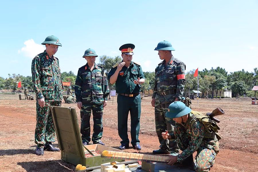 Đại tá Nguyễn Anh Tuấn- Tư lệnh Quân đoàn 3 kiểm tra công tác huấn luyện tại Lữ đoàn 234. Ảnh: Vĩnh Hoàng