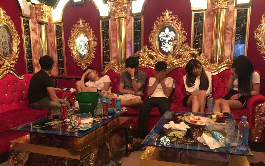 Nhiều đối tượng nam, nữ bị bắt quả tang khi đang sử dụng ma túy trái phép trong quán karaoke. Ảnh: Văn Ngọc Nhiều đối tượng nam, nữ bị bắt quả tang khi đang sử dụng ma túy trái phép trong quán karaoke. Ảnh: Văn Ngọc