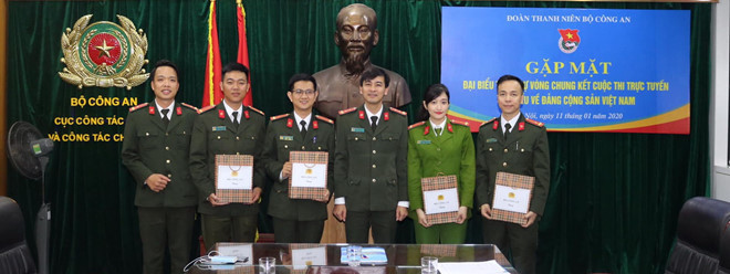 Anh Phương (bìa phải) cùng các đại biểu dự thi vòng chung kết cuộc thi trực tuyến tìm hiểu về Đảng Cộng sản VN. ẢNH: HẢI ĐĂNG