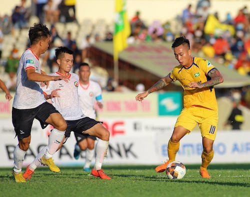 HLV Đức Thắng tỏ ra ấn tượng với mặt có mới của sân Vinh.