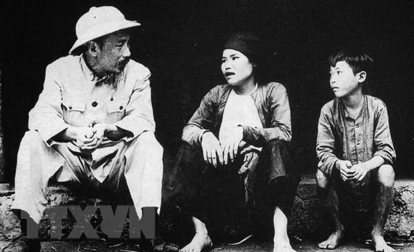 Bác Hồ trò chuyện với dân làng Lâm Xuyên, tỉnh Bắc Giang, sau phong trào Cải cách ruộng đất năm 1955. (Nguồn: Tư liệu/TTXVN phát) Bác Hồ trò chuyện với dân làng Lâm Xuyên, tỉnh Bắc Giang, sau phong trào Cải cách ruộng đất năm 1955. (Nguồn: Tư liệu/TTXVN phát)