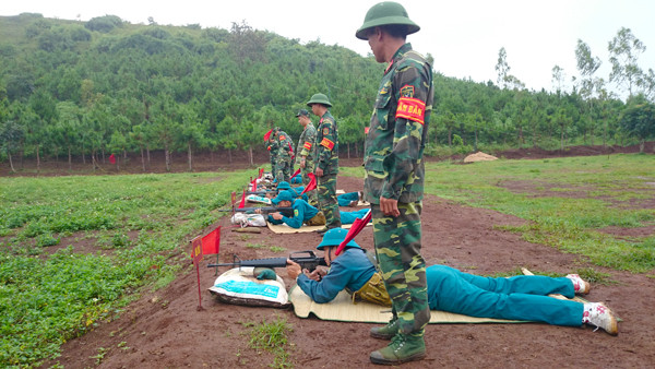 Kiểm tra bắn đạn thật cho dân quân tự vệ. Ảnh: A.H