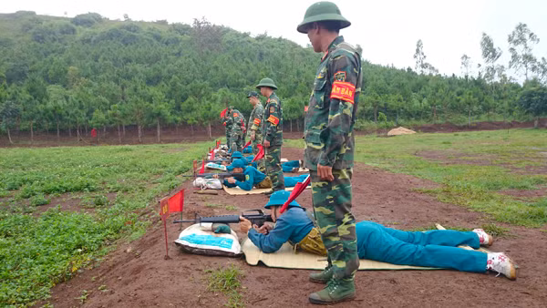 Kiểm tra bắn đạn thật cho dân quân tự vệ. Ảnh: A.H