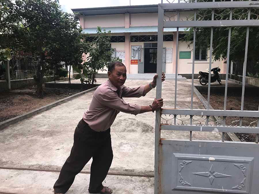 Bí thư chi bộ kiêm Trưởng thôn Nay Ka trước Nhà sinh hoạt cộng đồng do mình hiến đất xây dựng. Ảnh: Đức Phương Bí thư chi bộ kiêm Trưởng thôn Nay Ka trước Nhà sinh hoạt cộng đồng do mình hiến đất xây dựng. Ảnh: Đức Phương