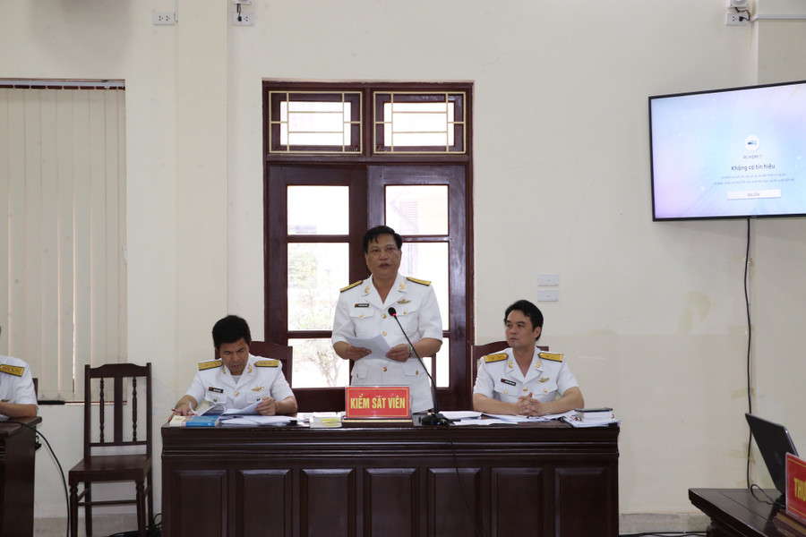 Đại diện Viện Kiểm sát trình bày bản luận tội (ảnh Thông tấn Quân sự).  Đại diện Viện Kiểm sát trình bày bản luận tội (ảnh Thông tấn Quân sự).
