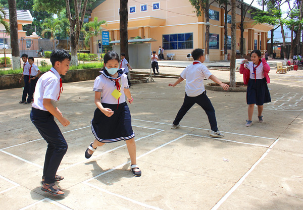 Các em học sinh Trường Tiểu học Nguyễn Văn Trỗi (TP. Pleiku) hào hứng chơi keo sau giờ tan trường. Ảnh: M.T Các em học sinh Trường Tiểu học Nguyễn Văn Trỗi (TP. Pleiku) hào hứng chơi keo sau giờ tan trường. Ảnh: M.T