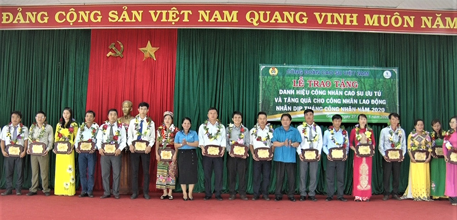  Trao danh hiệu “Công nhân cao su ưu tú” lần thứ IV - năm 2020. Ảnh: Hà Đức Thành
