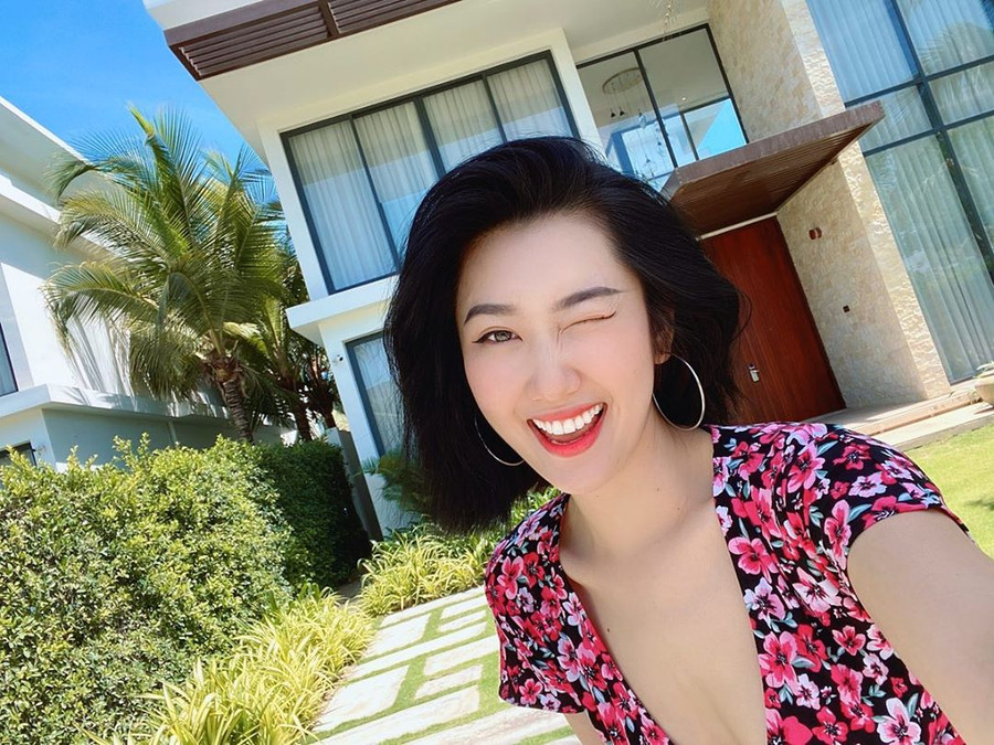 Thúy Ngân yêu cầu chàng trai đứng yên đợi nàng: “Muốn bình yên thì lên chùa cầu phúc. Muốn hạnh phúc thì đứng đó chờ em”. Thúy Ngân yêu cầu chàng trai đứng yên đợi nàng: “Muốn bình yên thì lên chùa cầu phúc. Muốn hạnh phúc thì đứng đó chờ em”.