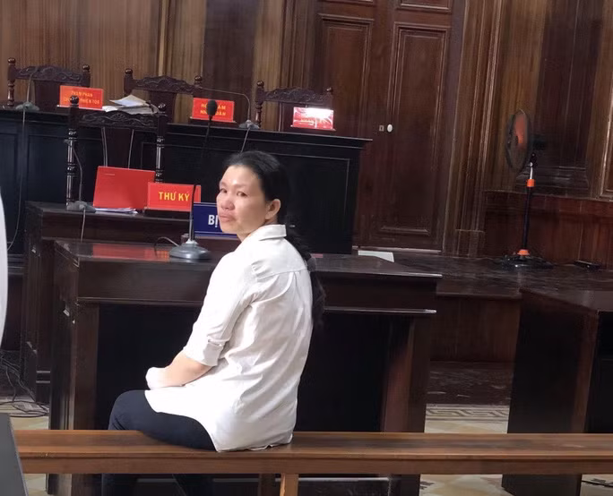 Bằng thủ đoạn dùng giấy tờ giả thế chấp, sang nhượng đất, Nguyễn Thị Hường (hình) đưa nhiều người 