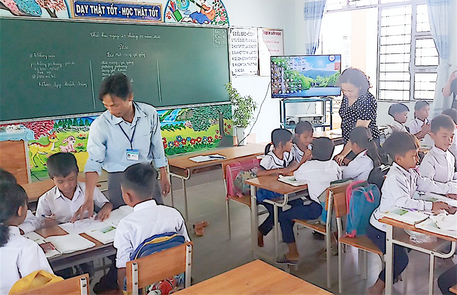  Một tiết học tiếng Bahnar tại Trường Tiểu học Lê Văn Tám (thị xã An Khê). Ảnh: M.T