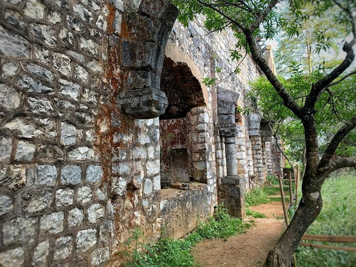 Tu viện gồm 5 gian, hướng chính quay về phía tây, cao 3 tầng, vừa là nơi tu hành vừa là chỗ ở và sinh hoạt của các nữ tu. (Ảnh: Xuân Mai/Vietnam+) Tu viện gồm 5 gian, hướng chính quay về phía tây, cao 3 tầng, vừa là nơi tu hành vừa là chỗ ở và sinh hoạt của các nữ tu. (Ảnh: Xuân Mai/Vietnam+)