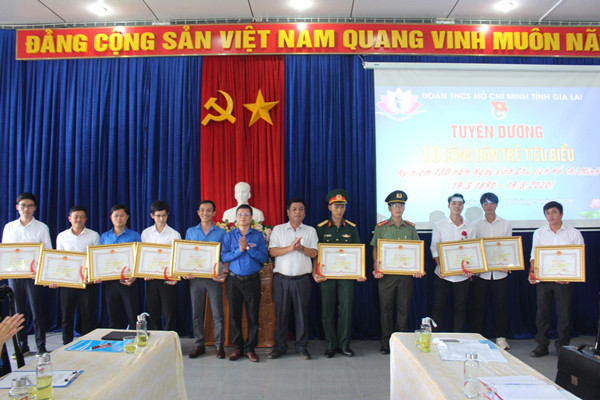 Phó Chủ tịch UBND tỉnh Kpă Thuyên và Bí thư Tỉnh Đoàn Nguyễn Hoàng Phong trao bằng khen của Chủ tịch UBND tỉnh cho 10 công dân trẻ tiêu biểu. Ảnh: P.L