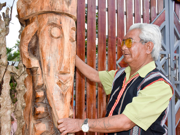 Già làng R'Cơm Hmyơk (làng Ia Nueng, xã Biển Hồ, TP. Pleiku) “hiến kế” tạo sức hút cho văn hóa dân tộc bằng các cuộc thi. Ảnh: Trần Dung