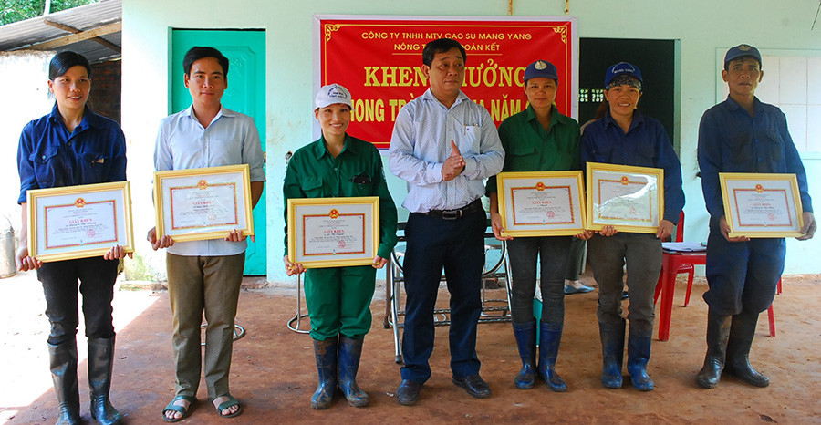 Ông Trương Minh Tiến-Bí thư Đảng ủy, Tổng Giám đốc Công ty khen thưởng công nhân xuất sắc tại Nông trường Đoàn Kết. Ảnh: Đ.Y Ông Trương Minh Tiến-Bí thư Đảng ủy, Tổng Giám đốc Công ty khen thưởng công nhân xuất sắc tại Nông trường Đoàn Kết. Ảnh: Đ.Y