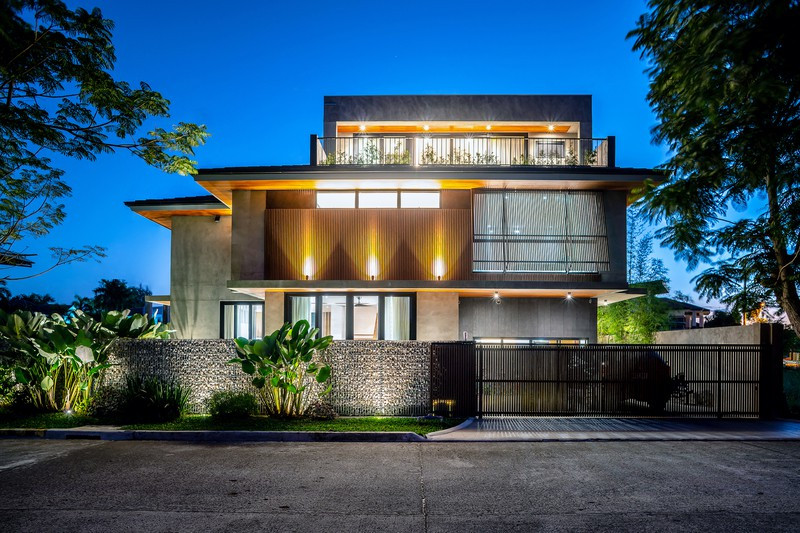 Đường nét bên ngoài ngôi nhà thể hiện sự đơn giản, sạch sẽ và hiệu quả.