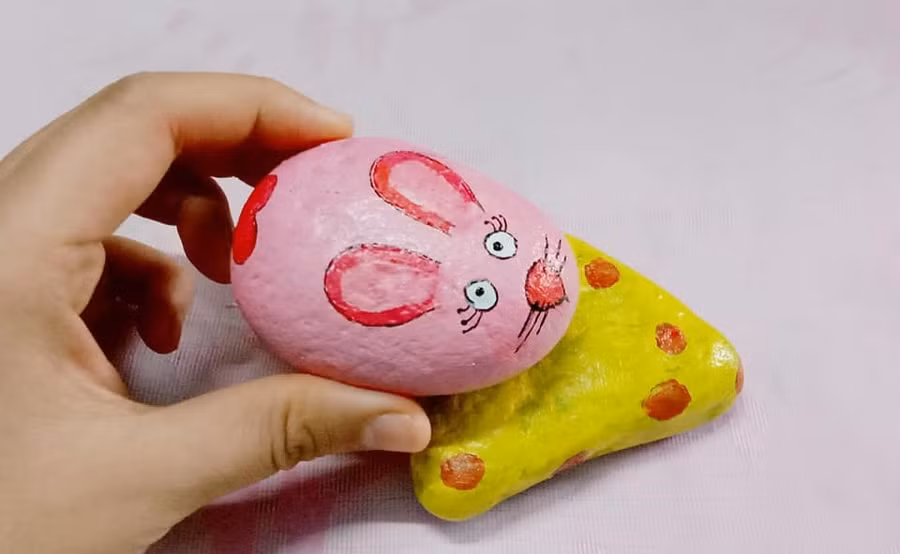  Cô giáo Ly Na viết nên chuyện từ những viên đá vô tri. Ảnh: Thanh Chung