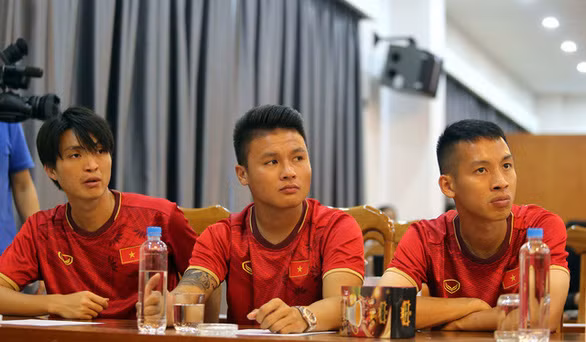 Các tuyển thủ đội tuyển nam quốc gia: Tuấn Anh - Quang Hải - Hùng Dũng có mặt tại lễ ký hợp đồng - Ảnh: NAM KHÁNH