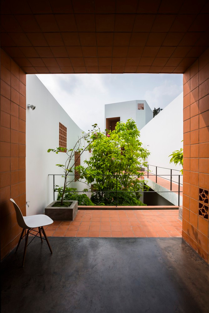 Thay vì làm hoàn toàn bằng bê tông, những bức tường gạch đan xen sẽ khiến không gian thêm phần ấm cúng.