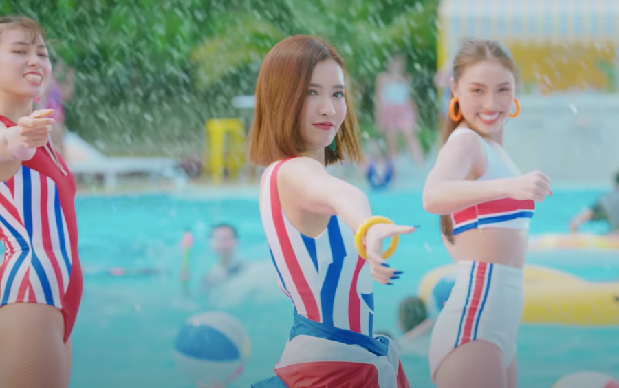 Cô thể hiện khả năng vũ đạo bốc lửa trong đoạn giới thiệu MV. 