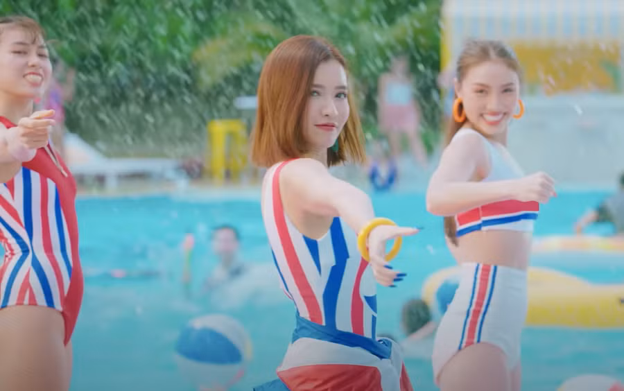 Cô thể hiện khả năng vũ đạo bốc lửa trong đoạn giới thiệu MV. 