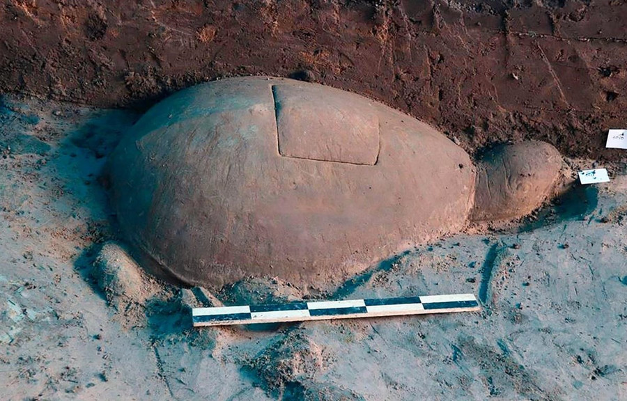 Rùa đá có kích thước 56x93 cm được cho là có từ thế kỷ thứ 10. (Nguồn: AP)