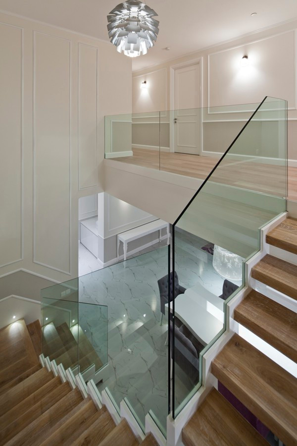 Cầu thang lên tầng trên sử dụng lan can kính tạo cảm giác xuyên suốt, nhẹ nhàng. Cầu thang lên tầng trên sử dụng lan can kính tạo cảm giác xuyên suốt, nhẹ nhàng.