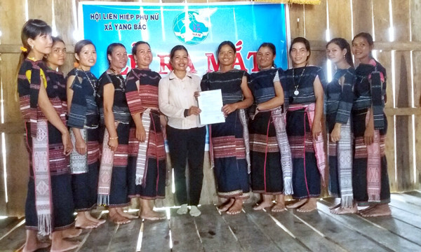 Đến nay, toàn tỉnh đã thành lập được 128 Câu lạc bộ “Phụ nữ DTTS tiết kiệm 5-10 triệu đồng”, giúp nhiều hội viên thoát nghèo. Ảnh: M.C