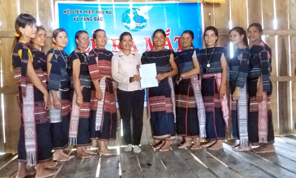 Đến nay, toàn tỉnh đã thành lập được 128 Câu lạc bộ “Phụ nữ DTTS tiết kiệm 5-10 triệu đồng”, giúp nhiều hội viên thoát nghèo. Ảnh: M.C