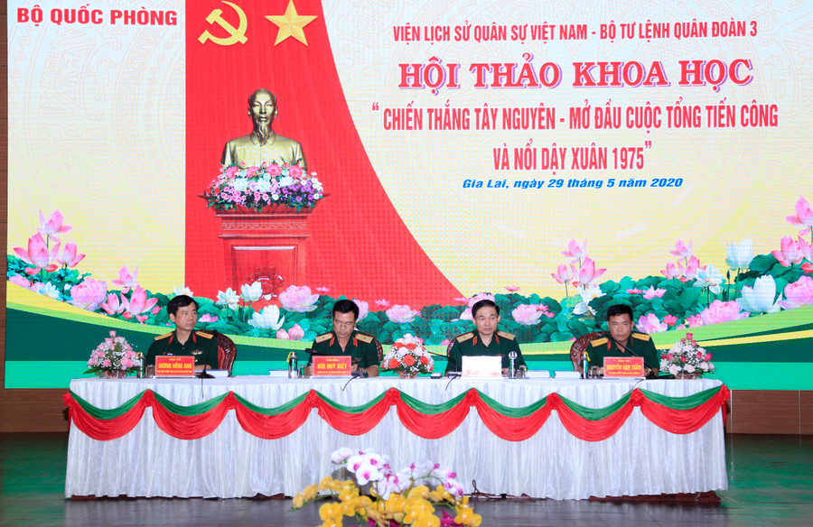 Lãnh đạo Viện Lịch sử Quân sự và Quân đoàn 3 chủ trì hội thảo. Ảnh: Vĩnh Hoàng 