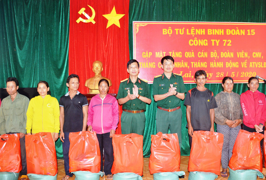  Lãnh đạo Công ty 72 trao quà cho công nhân nghèo. Ảnh: T.T