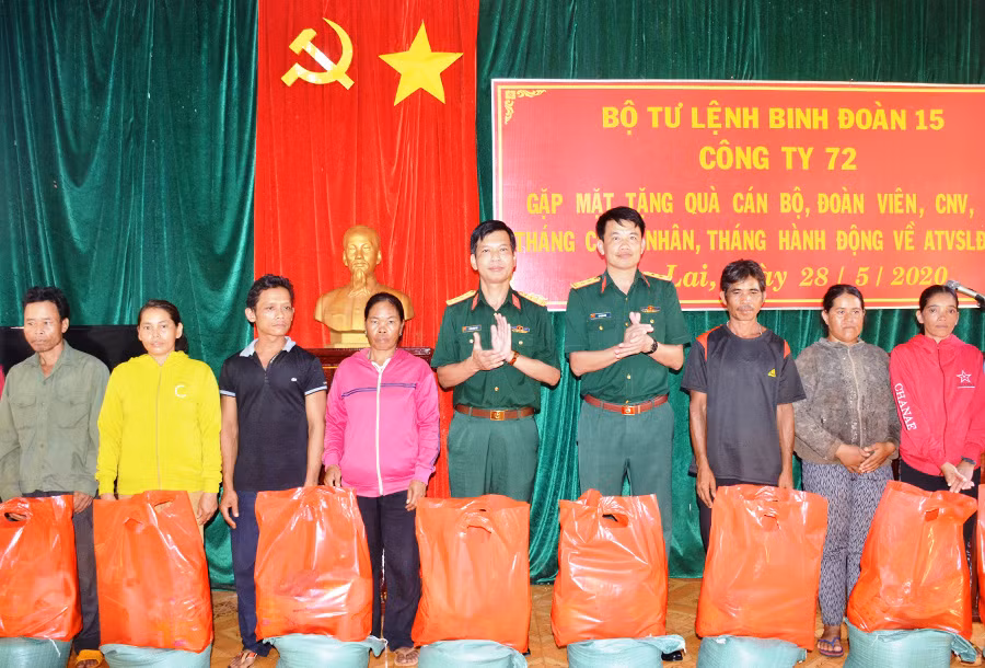  Lãnh đạo Công ty 72 trao quà cho công nhân nghèo. Ảnh: T.T