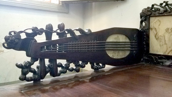 Thành giường thiết kế mô hình chiếc đàn Tỳ bà - Ảnh: L. ĐIỀN  Thành giường thiết kế mô hình chiếc đàn Tỳ bà - Ảnh: L. ĐIỀN