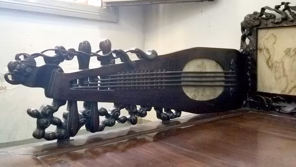  Thành giường thiết kế mô hình chiếc đàn Tỳ bà - Ảnh: L. ĐIỀN