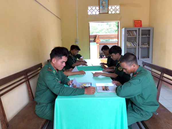 Cán bộ, chiến sĩ Đồn Biên phòng Cửa khẩu Quốc tế Lệ Thanh đọc sách, báo để nâng cao kiến thức. Ảnh: P.D