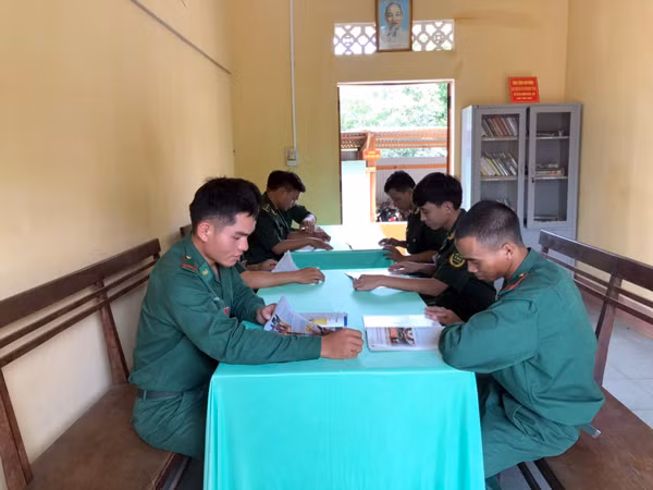 Cán bộ, chiến sĩ Đồn Biên phòng Cửa khẩu Quốc tế Lệ Thanh đọc sách, báo để nâng cao kiến thức. Ảnh: P.D