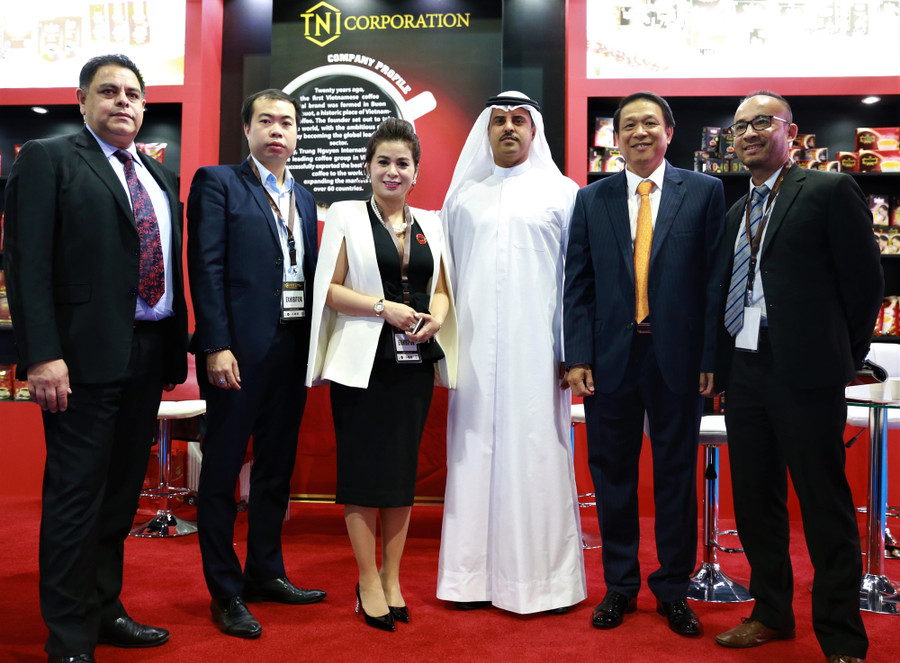  Bà Diệp Thảo và các đối tác ở Trung Đông. Ảnh: T.L