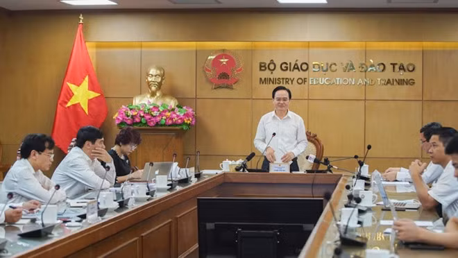 Ông Phùng Xuân Nhạ, Bộ trưởng Bộ GD-ĐT, chủ trì hội nghị về tuyển sinh 2020 - Ảnh Thu Minh