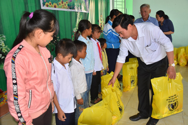 Tặng quà cho các em học sinh có hoàn cảnh khó khăn huyện Đak Pơ. Ảnh: H.P