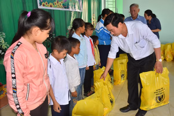 Tặng quà cho các em học sinh có hoàn cảnh khó khăn huyện Đak Pơ. Ảnh: H.P