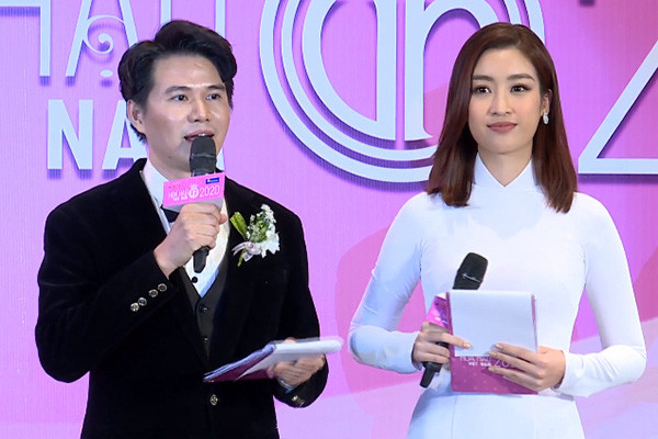 Hoa hậu Việt Nam 2016 Đỗ Mỹ Linh đảm nhận vị trí MC của buổi họp báo cùng nam MC Vũ Mạnh Cường.