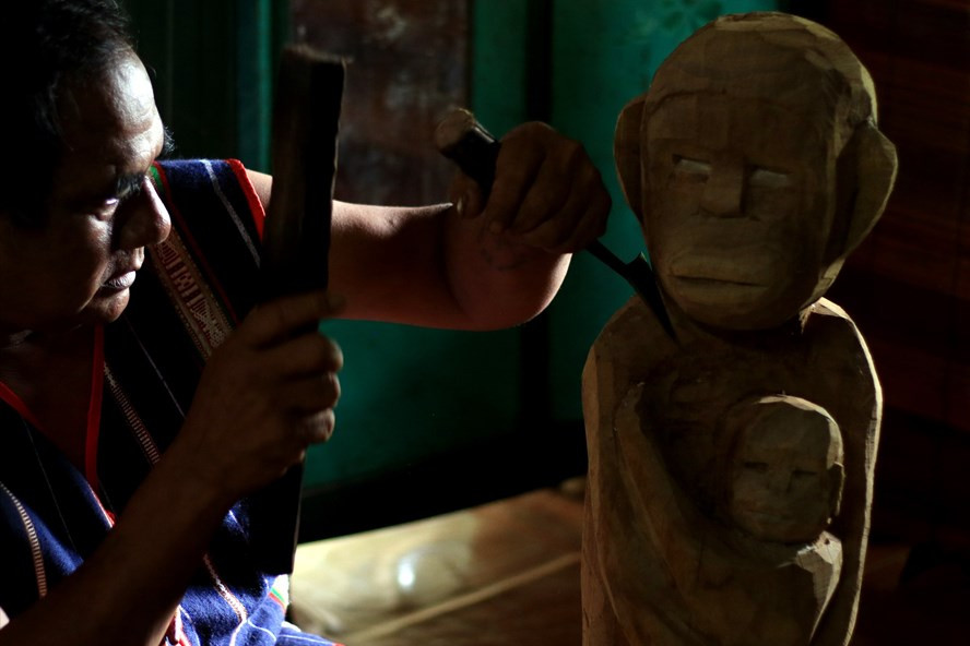 “Nghệ sĩ nông dân” Ksor Hnao sáng tạo từ bản năng với niềm tin mình làm được tượng gỗ là do thần linh (Giàng) ban cho khả năng ấy. Mỗi bức tượng là sự sáng tạo riêng. “Nghệ sĩ nông dân” Ksor Hnao sáng tạo từ bản năng với niềm tin mình làm được tượng gỗ là do thần linh (Giàng) ban cho khả năng ấy. Mỗi bức tượng là sự sáng tạo riêng.