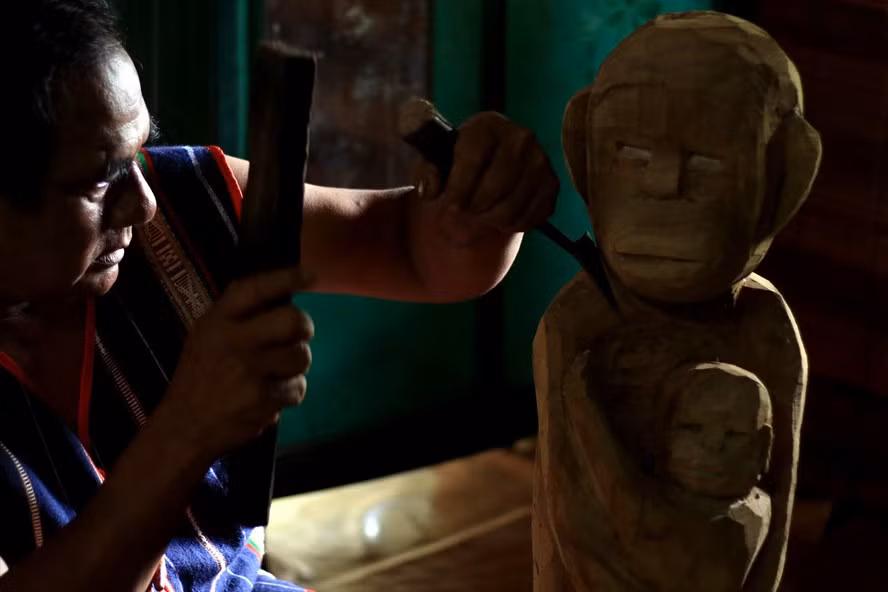 “Nghệ sĩ nông dân” Ksor Hnao sáng tạo từ bản năng với niềm tin mình làm được tượng gỗ là do thần linh (Giàng) ban cho khả năng ấy. Mỗi bức tượng là sự sáng tạo riêng.