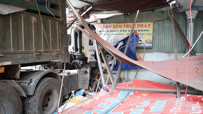 Lực lượng chức năng đang điều tra, làm rõ nguyên nhân vụ tai nạn - Ảnh: Hoàng Giáp Lực lượng chức năng đang điều tra, làm rõ nguyên nhân vụ tai nạn - Ảnh: Hoàng Giáp