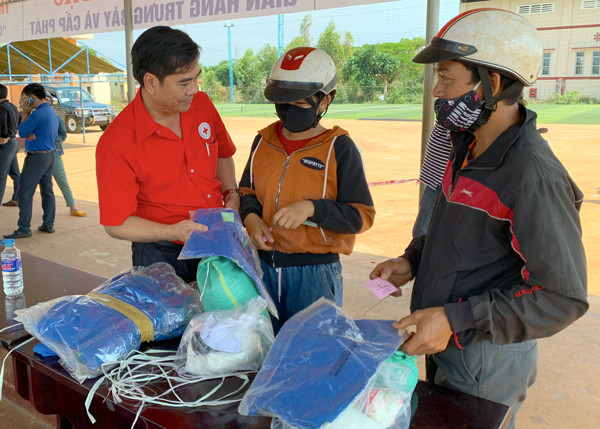 Người dân mua sắm tại “Chợ nhân đạo”. Ảnh: N.N