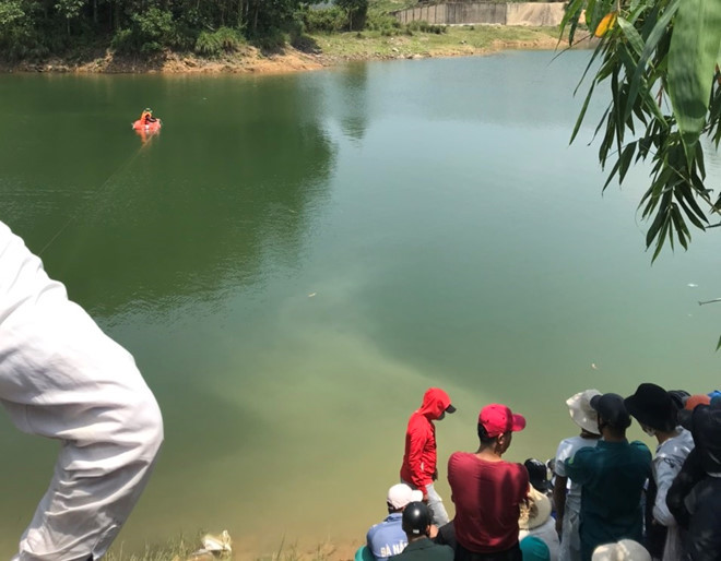 Lực lượng tìm kiếm du khách mất tích ở hồ Hòa Trung ẢNH: NGUYỄN TÚ  Lực lượng tìm kiếm du khách mất tích ở hồ Hòa Trung ẢNH: NGUYỄN TÚ