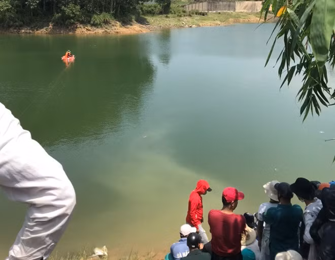  Lực lượng tìm kiếm du khách mất tích ở hồ Hòa Trung ẢNH: NGUYỄN TÚ