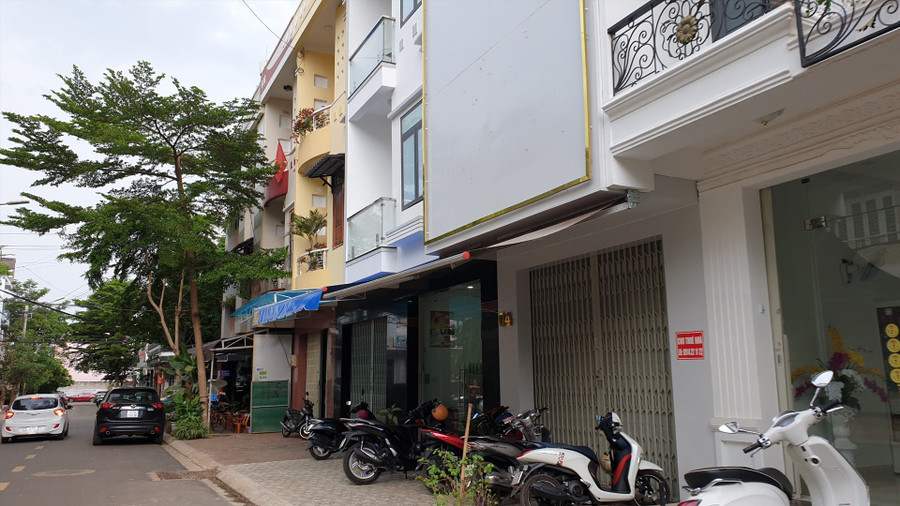 Đất dịch vụ và chưa được điều chỉnh sang đất ở đô thị nhưng công ty Phú Xuân từ lâu đã rao bán nhà ở. Đáng nói, đất dự án của công ty Phú Xuân từ lâu có nhiều người sinh sống và rao bán qua tay. Ảnh: Hữu Long