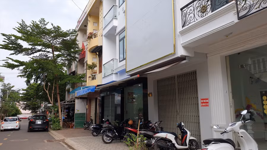 Đất dịch vụ và chưa được điều chỉnh sang đất ở đô thị nhưng công ty Phú Xuân từ lâu đã rao bán nhà ở. Đáng nói, đất dự án của công ty Phú Xuân từ lâu có nhiều người sinh sống và rao bán qua tay. Ảnh: Hữu Long